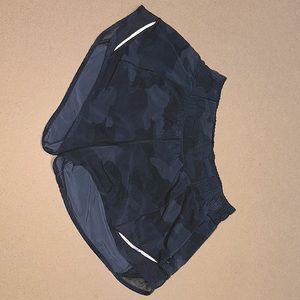 size 4 black camo lululemon hotty hot 2.5” lined shorts